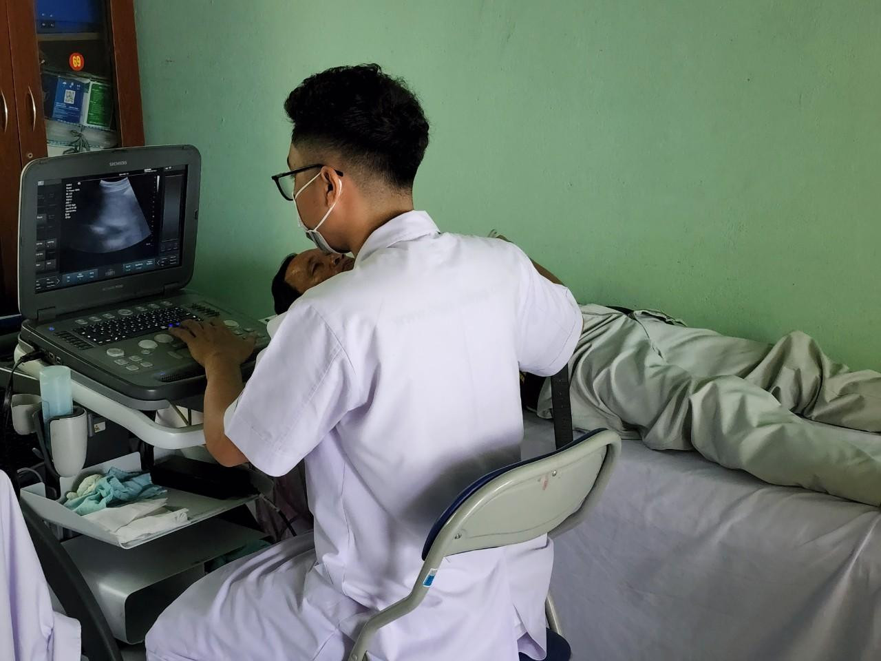 Y bác sĩ Bệnh viện Quân Y 175 siêu âm cho người dân đến khám bệnh. Y bác sĩ Bệnh viện Quân Y 175 siêu âm cho người dân đến khám bệnh.