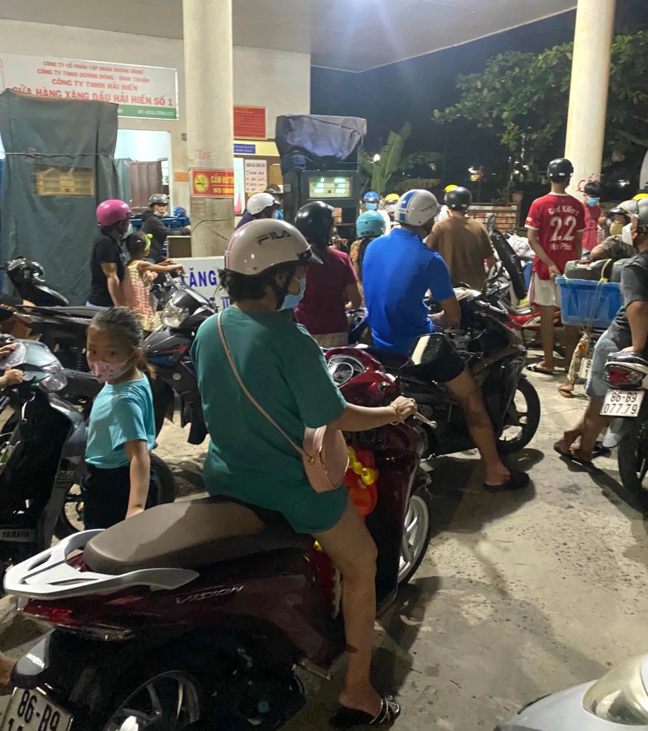 Người dân huyện đảo Phú Quý đến đổ xăng tại cây xăng Hải Hiền.