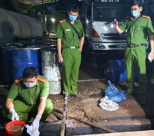 Công an đã lấy mẫu dầu cặn, dầu thành phẩm để giám định, đồng thời lập biên bản, niêm phong nhiều phương tiện.
