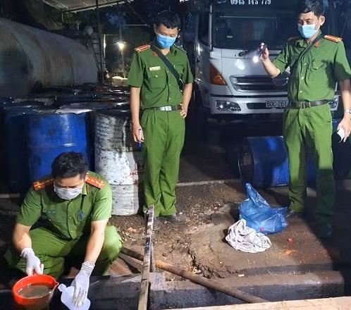 Công an đã lấy mẫu dầu cặn, dầu thành phẩm để giám định, đồng thời lập biên bản, niêm phong nhiều phương tiện. Công an đã lấy mẫu dầu cặn, dầu thành phẩm để giám định, đồng thời lập biên bản, niêm phong nhiều phương tiện.