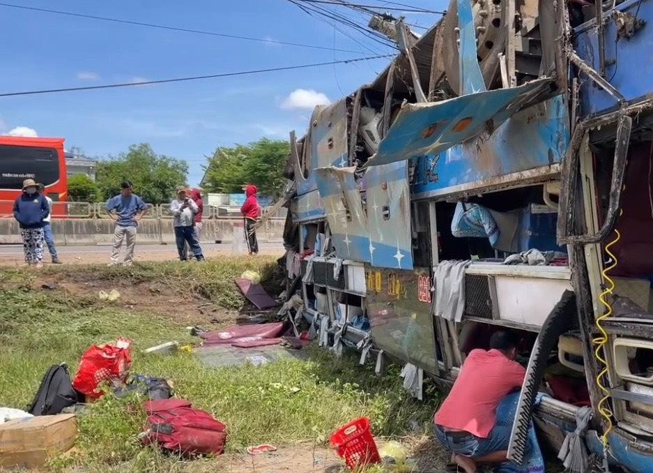 Người dân địa phương và người đi đường đã đến hỗ trợ đưa những người còn trong xe ra ngoài.