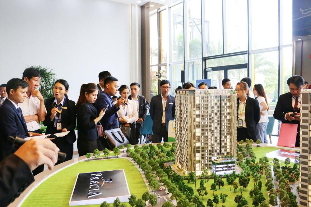 HoREA kiến nghị cần “có kết luận dứt điểm” các dự án sử dụng quỹ đất có nguồn gốc “đất công”, hoặc do cổ phần hóa doanh nghiệp nhà nước... bị dừng triển khai từ năm 2017 đến nay để tăng nguồn cung nhà ở và tháo gỡ khó khăn cho các doanh nghiệp.