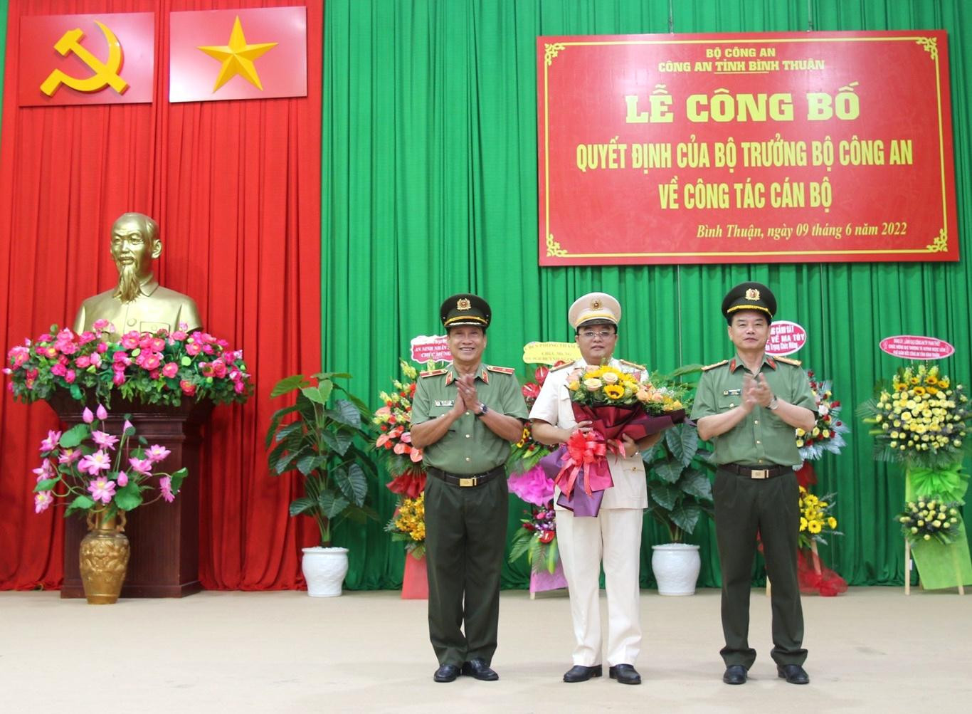Thượng tá Huỳnh Ngọc Liêm nhận hoa chúc mừng từ Thiếu tướng Bùi Văn Quyền, Phó cục trưởng Cục Tổ chức cán bộ Bộ Công an và đại tá Trần Văn Toản, Giám đốc Công an tỉnh Bình Thuận.