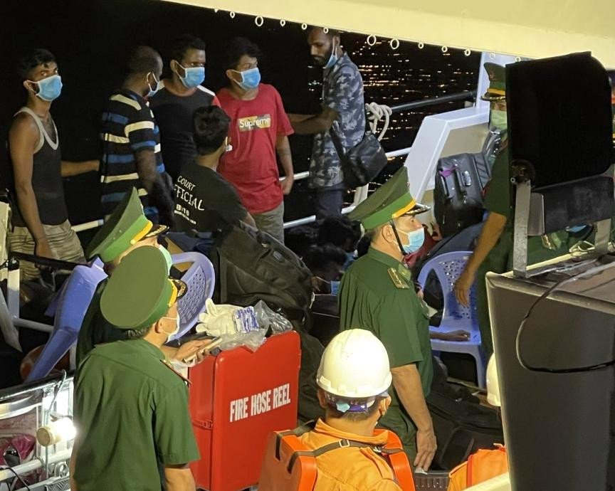 Các nạn nhân được lực lượng chức năng đưa vào đất liền an toàn.