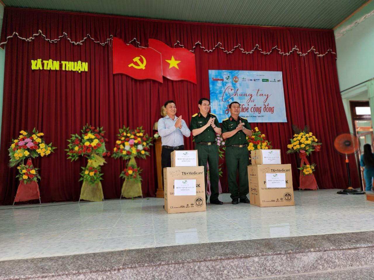 Bệnh viện Quân Y 175 tặng quà cho Ban Chỉ huy Quân sự huyện Hàm Thuận Nam, UBND xã Tân Thuận. Bệnh viện Quân Y 175 tặng quà cho Ban Chỉ huy Quân sự huyện Hàm Thuận Nam, UBND xã Tân Thuận.