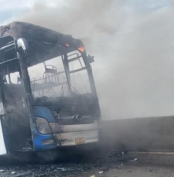 Ngọn lửa đã thiêu rụi chiếc xe cùng nhiều hành lý của hành khách.