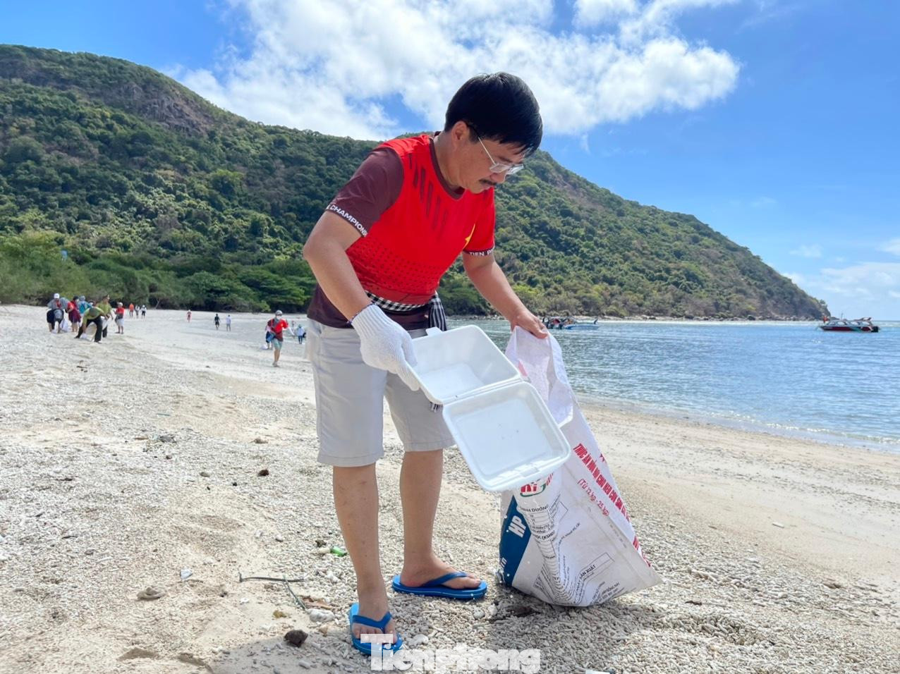 Do đó, đoàn công tác của báo Tiền Phong và các kiểm lâm viên của trạm Kiểm lâm Hòn Bảy Cạnh cùng nhau dọn rác, làm sạch bãi biển.
