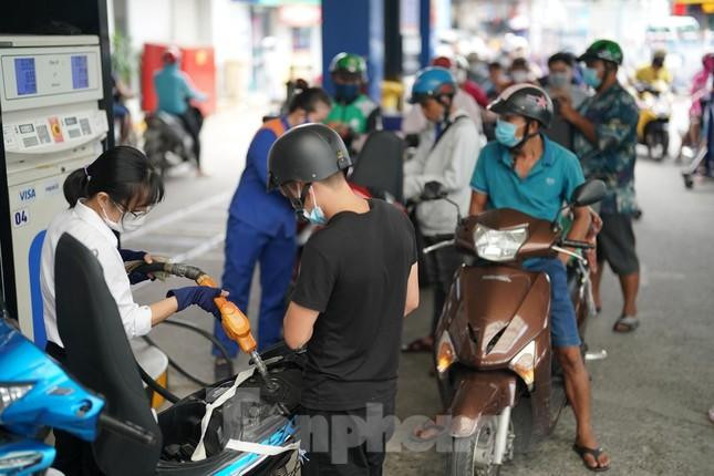Việc đứt gãy chuỗi cung ứng khiến người dân chật vật tiếp cận với xăng dầu (ảnh: Phạm Nguyễn).