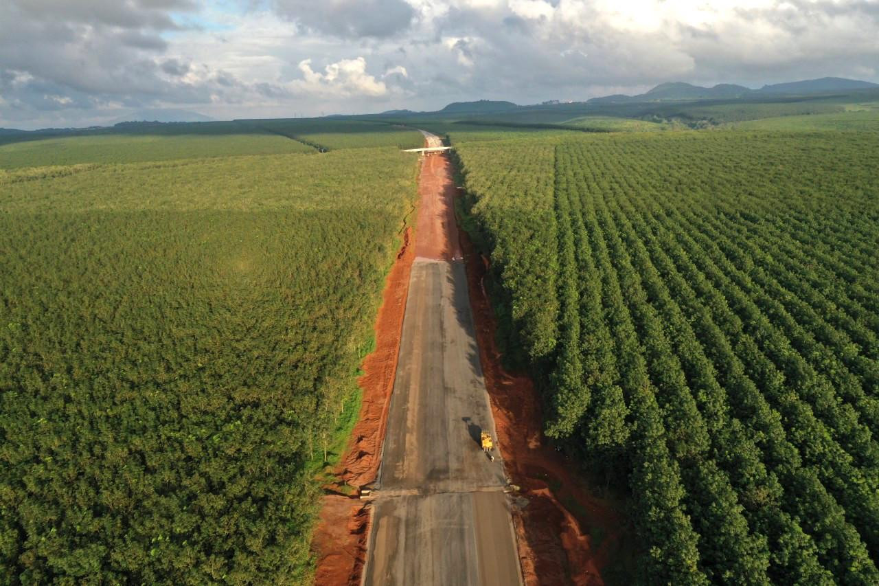 Vài tuần gần đây, thời tiết thất thường, liên tục mưa lớn gây khó khăn cho thi công. Hiện tại, nhiều nhà thầu phải bố trí tất cả đơn vị thi công trên tuyến tăng ca, tăng kíp để đảm bảo đúng tiến độ như đã cam kết.