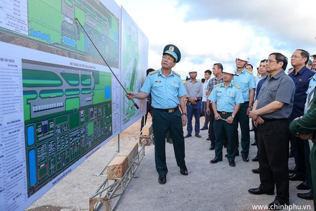 Thủ tướng nghe các đơn vị liên quan báo cáo - Ảnh: VGP/Nhật Bắc.