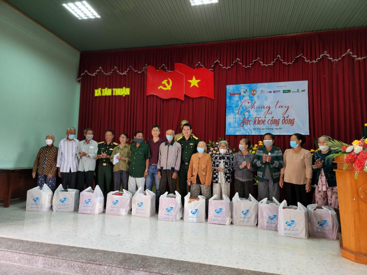 Chương trình “Chung tay vì sức khỏe cộng đồng” tại xã Tân Thuận (huyện Hàm Thuận Nam) cũng tặng nhiều phần quà cho gia đình chính sách, người có công. Chương trình “Chung tay vì sức khỏe cộng đồng” tại xã Tân Thuận (huyện Hàm Thuận Nam) cũng tặng nhiều phần quà cho gia đình chính sách, người có công.