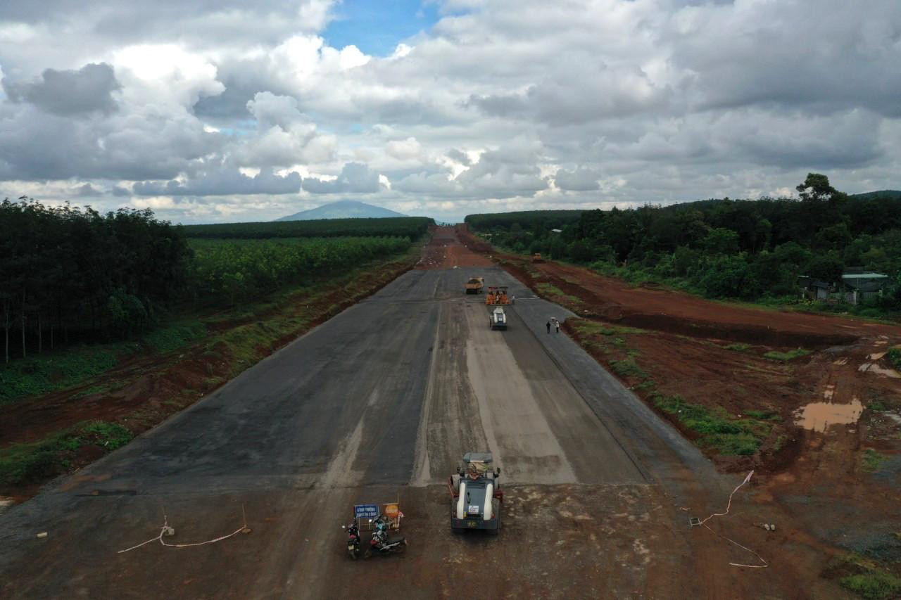 Dự án cao tốc Phan Thiết - Dầu Giây dài 99km, nối Đồng Nai và Bình Thuận, khởi công tháng 9/2020 với tổng vốn đầu tư hơn 12.500 tỷ đồng, quy mô 6 làn xe.