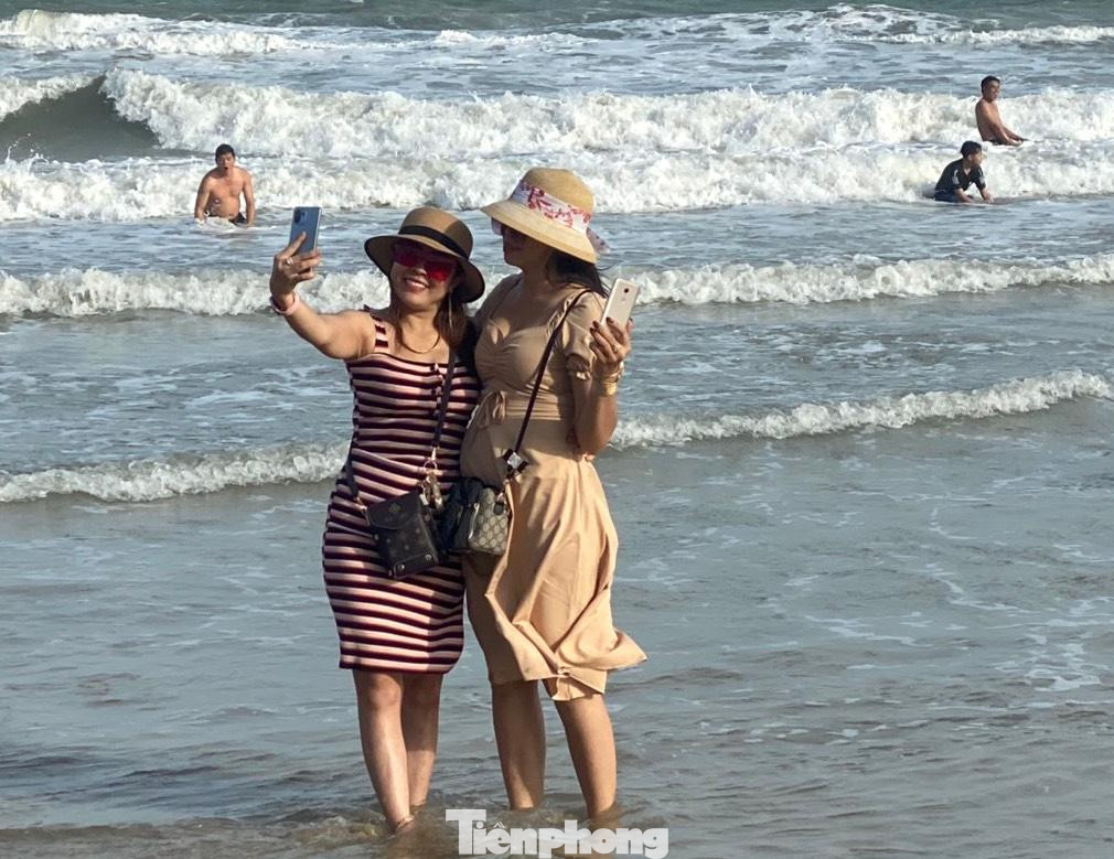 Nhiều du khách khác bỏ khẩu trang để chụp ảnh sau nhiều tháng quay lại Vũng Tàu.
