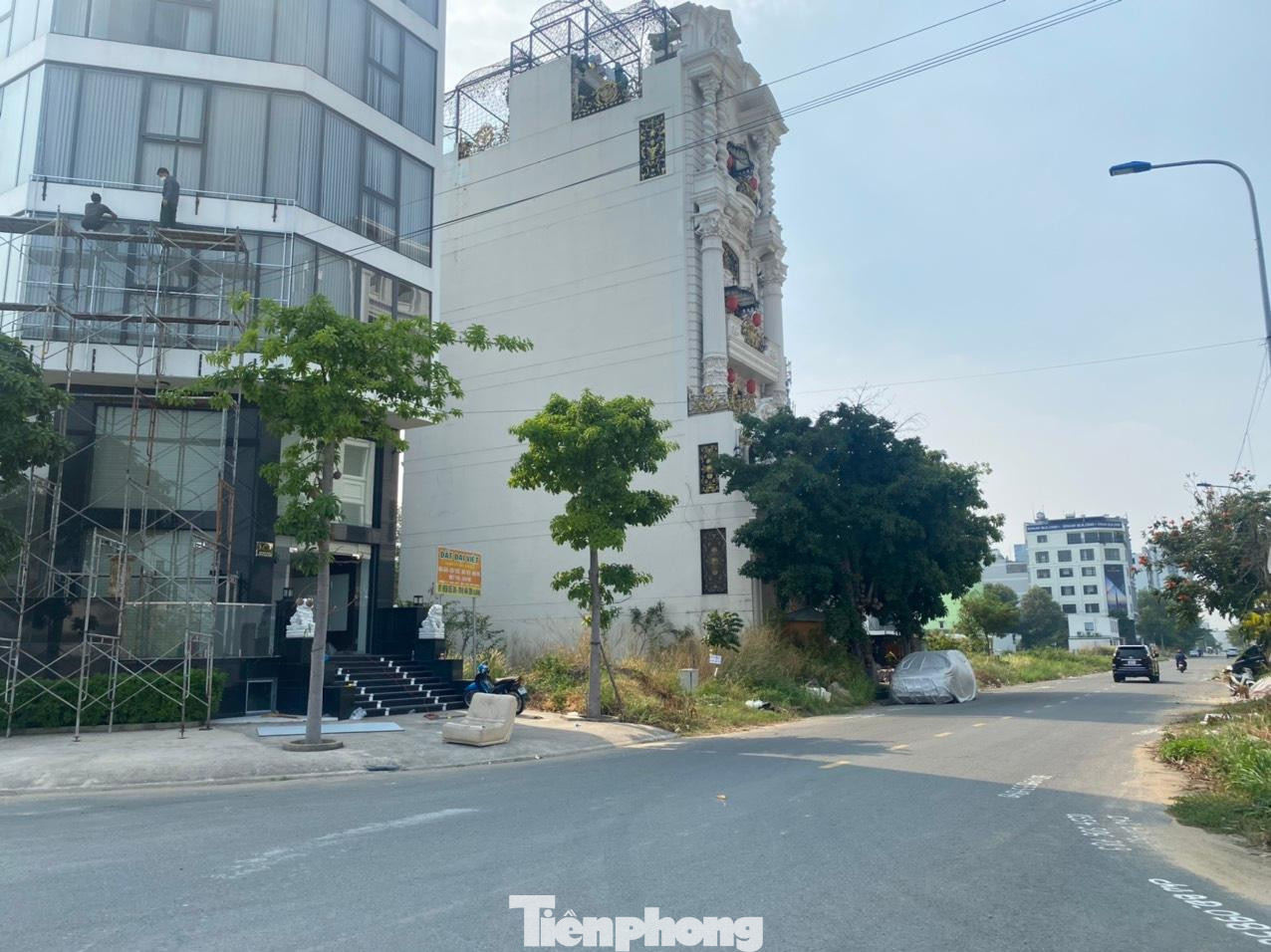 Xung quanh khu đất này là loạt công trình, biệt thự rất tráng lệ.