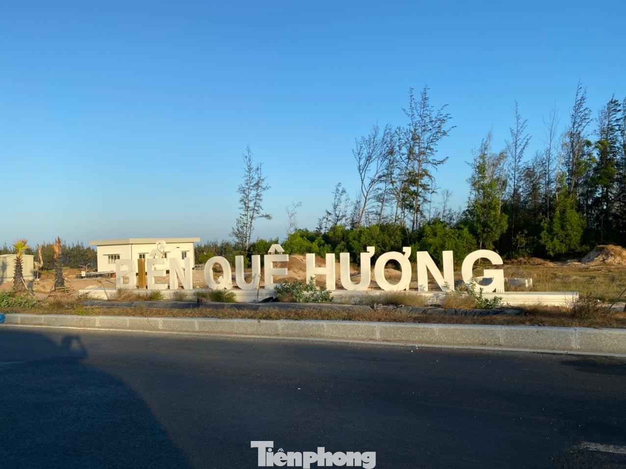 Dự án Khu dịch vụ du lịch cộng đồng Biển Quê Hương được UBND tỉnh Bình Thuận chấp thuận chủ trương đầu tư tại quyết định số 3579/QĐ-UBND ngày 5/12/2016 cho Công ty TNHH Biển Quê Hương-Phan Thiết (trước đây là Công ty CP Giao nhận Vận tải và Hóa chất Việt Nam) có diện tích 125.419,8m2 có mục đích sử dụng là đất thương mại dịch vụ. Dự án Khu dịch vụ du lịch cộng đồng Biển Quê Hương được UBND tỉnh Bình Thuận chấp thuận chủ trương đầu tư tại quyết định số 3579/QĐ-UBND ngày 5/12/2016 cho Công ty TNHH Biển Quê Hương-Phan Thiết (trước đây là Công ty CP Giao nhận Vận tải và Hóa chất Việt Nam) có diện tích 125.419,8m2 có mục đích sử dụng là đất thương mại dịch vụ.