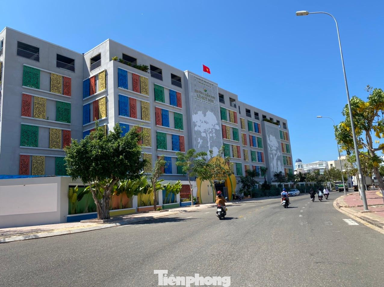 Tuy nhiên, ngày 2/7/2018, Công ty Giáo dục Hòa Thắng có hồ sơ đề nghị được đầu tư Trường Mầm non Lê Quý Đôn tại khu đất nói trên. Ngày 1/4/2019, UBND tỉnh Bình Thuận chấp thuận cho Công ty Giáo dục Hòa Thắng làm chủ đầu tư dự án Trường Mần non Lê Quý Đôn. Như vậy, Nhà nước bỏ ra 300 tỷ đồng để đầu tư cơ sở hạ tầng, giải phóng mặt bằng nhưng sau khi doanh nghiệp có nhu cầu thì các sở ngành đã tham mưu, UBND tỉnh Bình Thuận đã điều chỉnh quy hoạch từ đất thương mại dịch vụ qua đất giáo dục để giao cho Công ty Giáo dục Hòa Thắng xây trường. Tuy nhiên, ngày 2/7/2018, Công ty Giáo dục Hòa Thắng có hồ sơ đề nghị được đầu tư Trường Mầm non Lê Quý Đôn tại khu đất nói trên. Ngày 1/4/2019, UBND tỉnh Bình Thuận chấp thuận cho Công ty Giáo dục Hòa Thắng làm chủ đầu tư dự án Trường Mần non Lê Quý Đôn. Như vậy, Nhà nước bỏ ra 300 tỷ đồng để đầu tư cơ sở hạ tầng, giải phóng mặt bằng nhưng sau khi doanh nghiệp có nhu cầu thì các sở ngành đã tham mưu, UBND tỉnh Bình Thuận đã điều chỉnh quy hoạch từ đất thương mại dịch vụ qua đất giáo dục để giao cho Công ty Giáo dục Hòa Thắng xây trường.