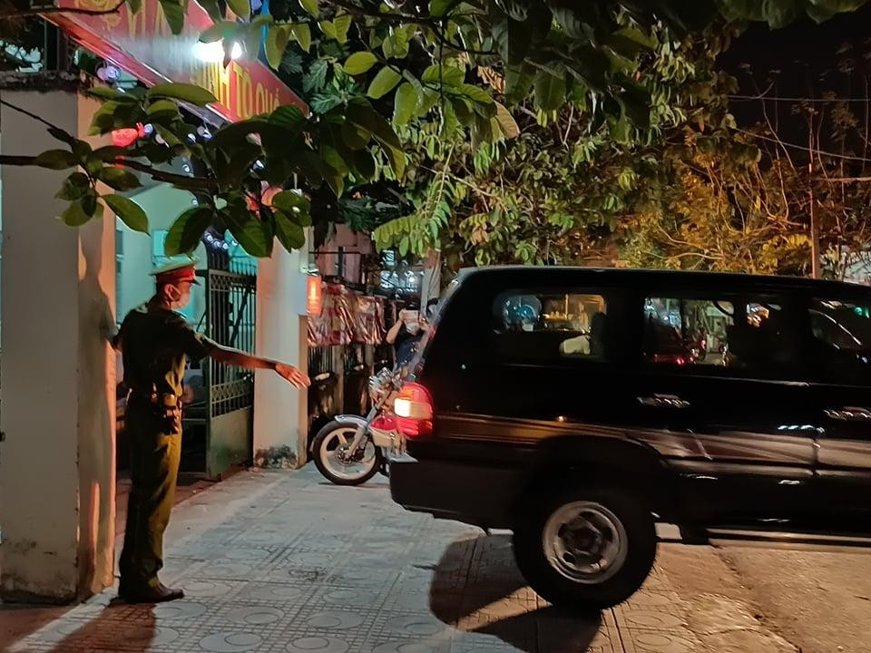 Ông Nguyễn Ngọc Hai và các bị can được đưa về trụ sở công an phường Bình Hưng, thành phố Phan Thiết, tỉnh Bình Thuận. Ông Nguyễn Ngọc Hai và các bị can được đưa về trụ sở công an phường Bình Hưng, thành phố Phan Thiết, tỉnh Bình Thuận.