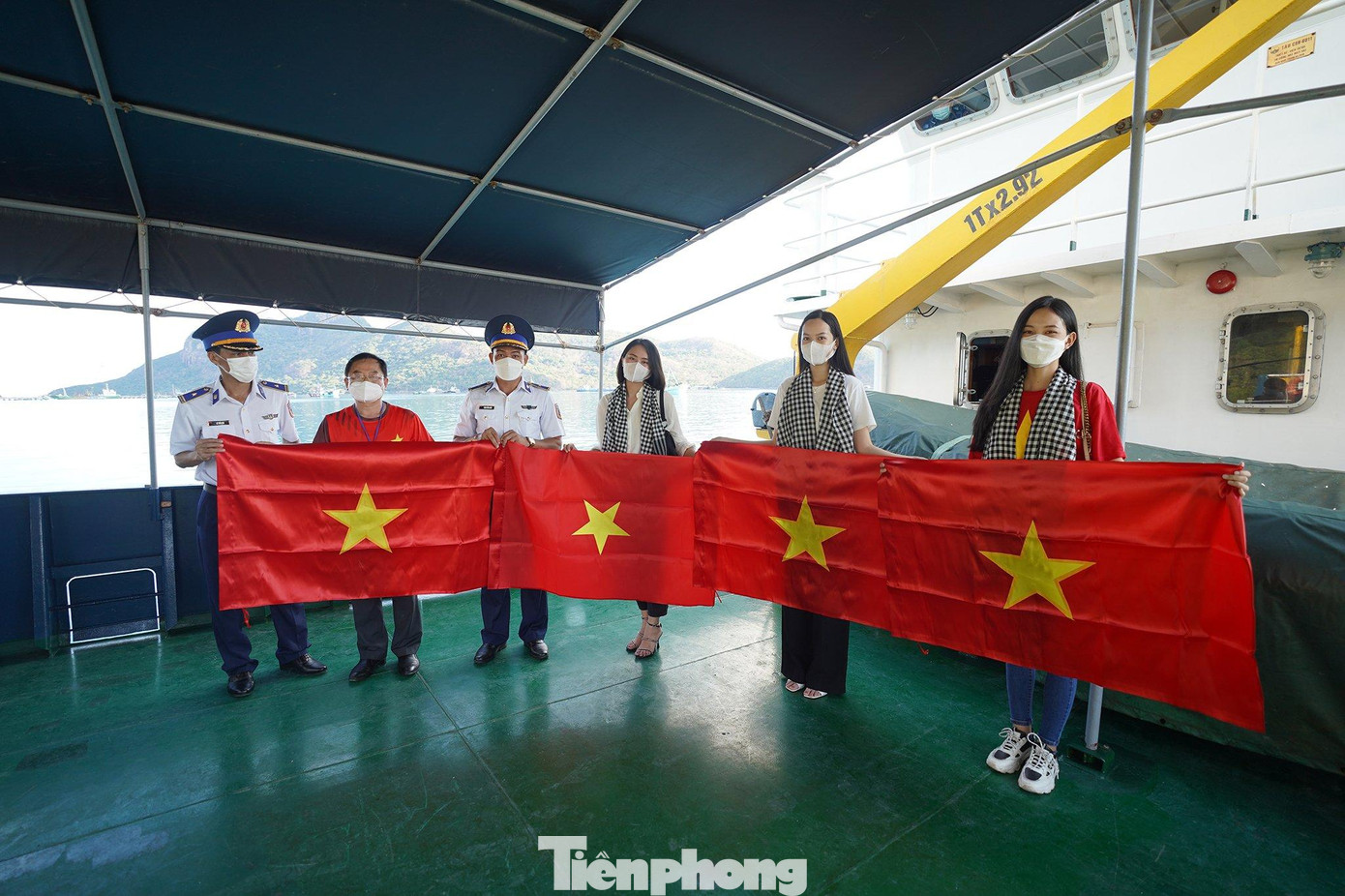 Nhà báo Lê Xuân Sơn tặng cờ cho cán bộ, chiến sĩ tàu CSB 6011, Hải đội 33, Bộ Tư lệnh Cảnh sát biển 3.