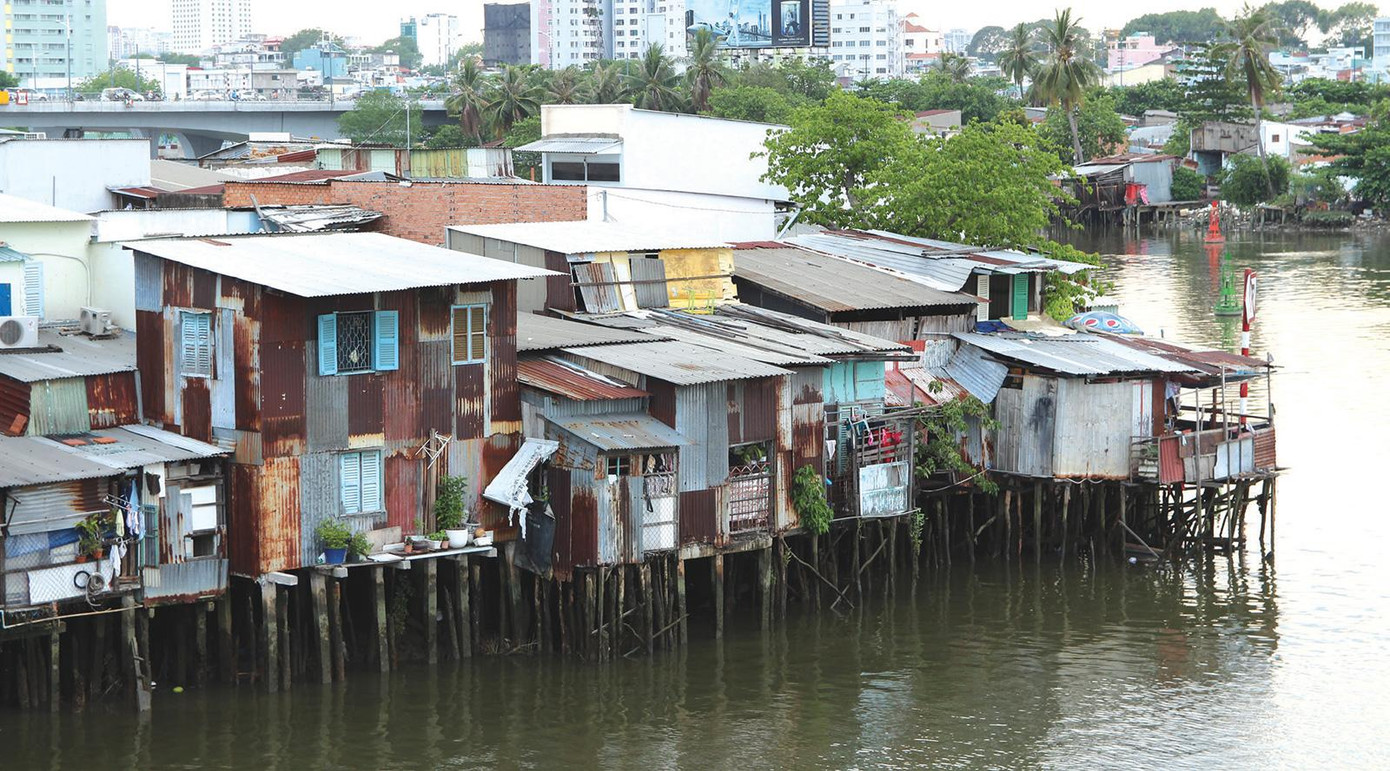 Vào năm 2015, TPHCM đặt ra mục tiêu di dời 20.000 căn nhà trên và ven kênh rạch nhưng chỉ thực hiện được 12,4% chỉ tiêu. Vào năm 2015, TPHCM đặt ra mục tiêu di dời 20.000 căn nhà trên và ven kênh rạch nhưng chỉ thực hiện được 12,4% chỉ tiêu.