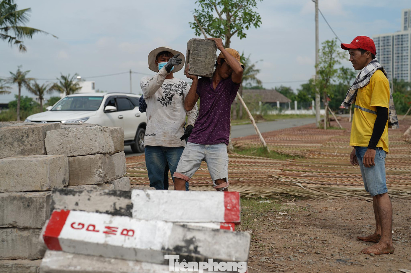 Ở khu vực Thủ Đức, công nhân phải tập kết vật liệu, cọc... tại một vị trí.