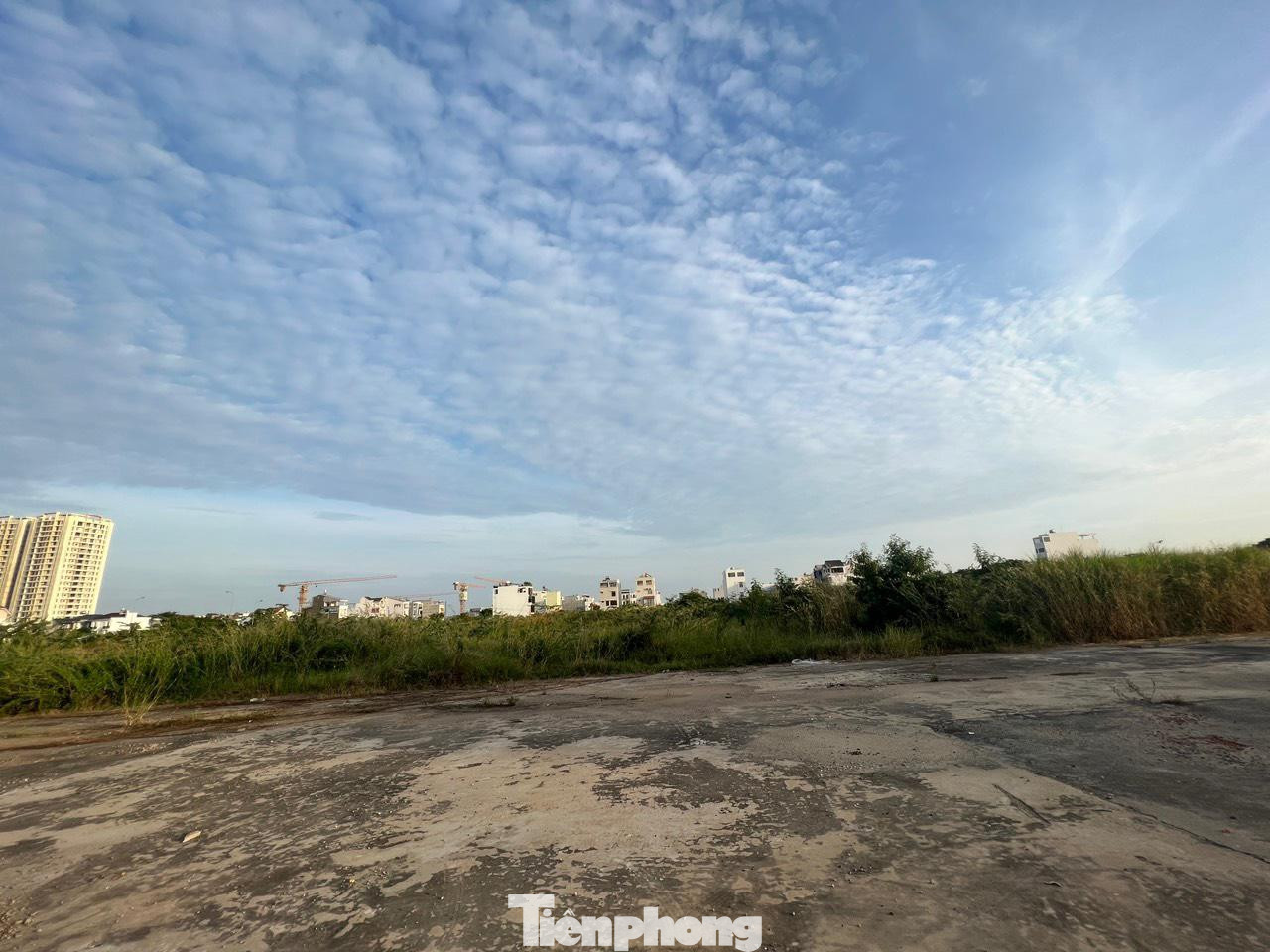 Theo đó, sau khi được cấp sổ đỏ vào tháng 8/2007 và dù vẫn là khu đất hoang, nhưng lợi dụng việc được Nhà nước cấp sổ đỏ cho công ty xây bệnh viện, ông Dừa và những cá nhân liên quan trong gia đình ông đã dùng hợp đồng góp vốn, sang nhượng qua lại lòng vòng trong các công ty của gia đình ông để cuối cùng “định giá” lên đến 232 tỷ đồng làm tài sản đảm bảo cho khoản vay ngân hàng.