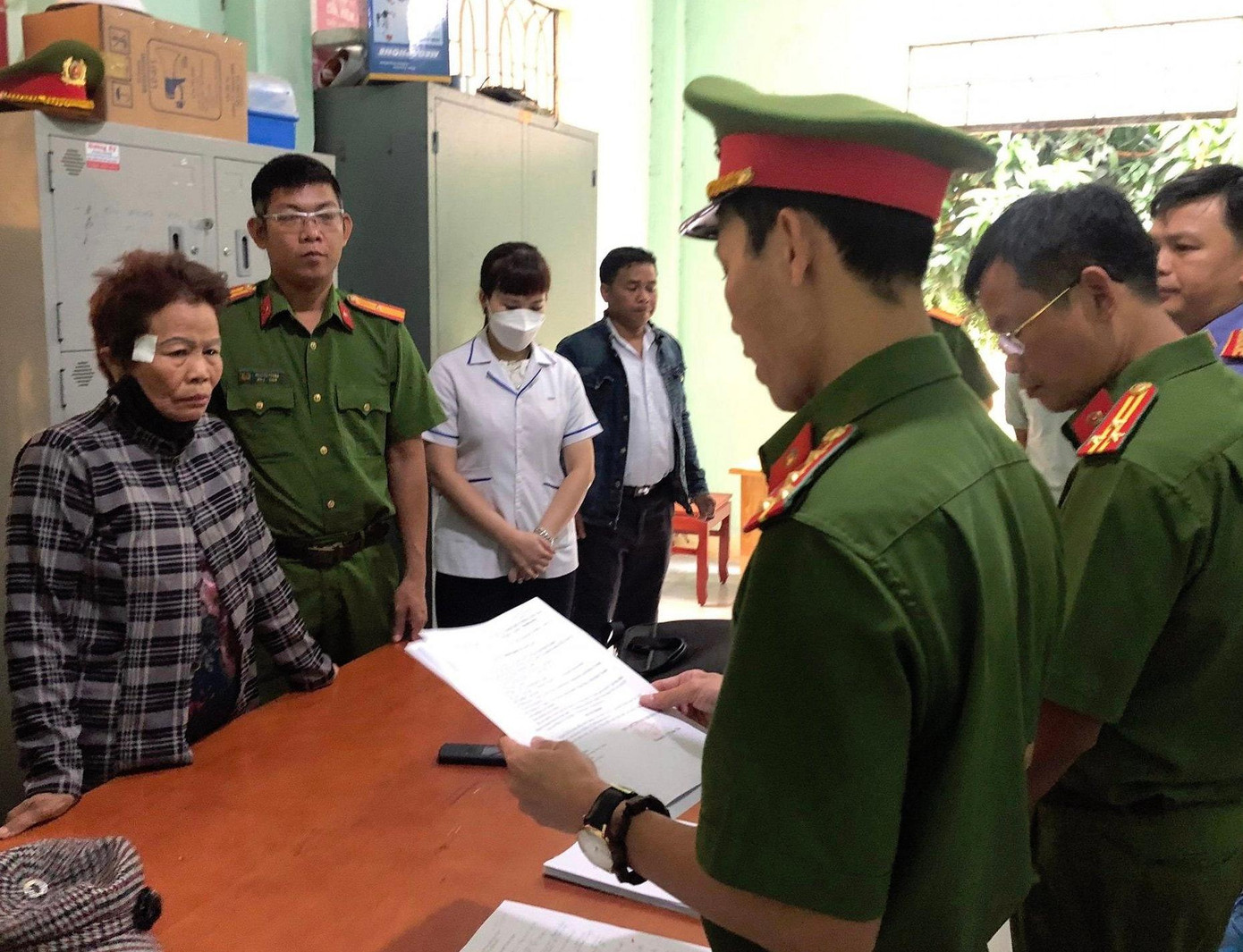 Công an đọc lệnh bắt tạm giam và khám xét nơi ở của bị can Thông Thị Đinh.