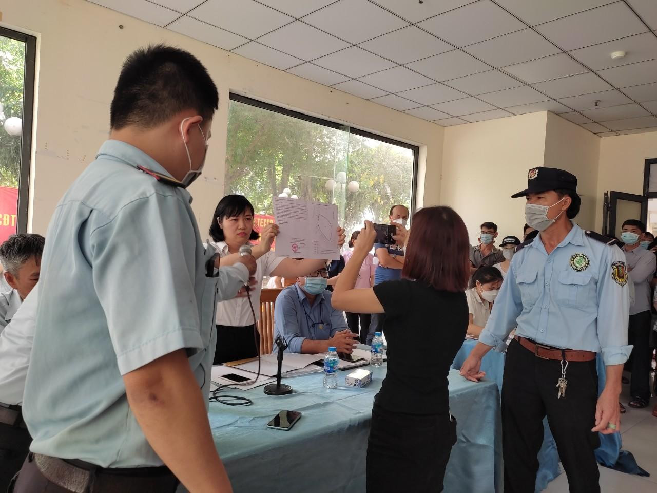 Bà Lê Thị Quế Anh, Giám đốc Công ty Trường Thịnh Phát trưng giấy chứng nhận quyền sử dụng đất hiện tại không phải thế chấp ngân hàng trong buổi đối thoại với cư dân chung cư Tecco Tower Bình Tân hôm 24/4.