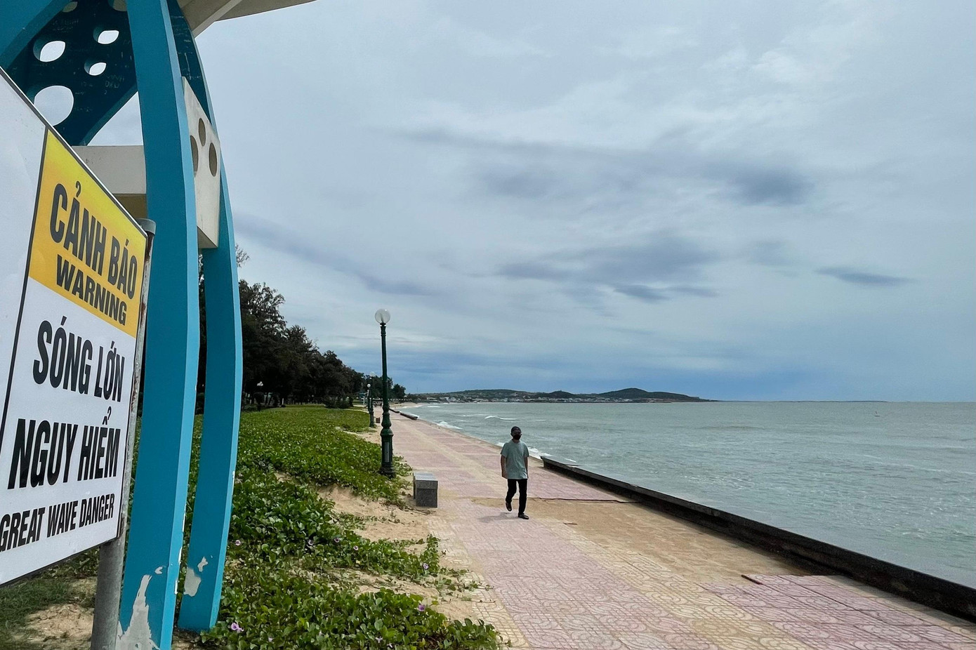 Bình Thuận yêu cầu treo cờ báo bão và dừng tất cả hoạt động trên biển như tắm biển, thể thao biển... trong thời gian diễn ra bão Noru.