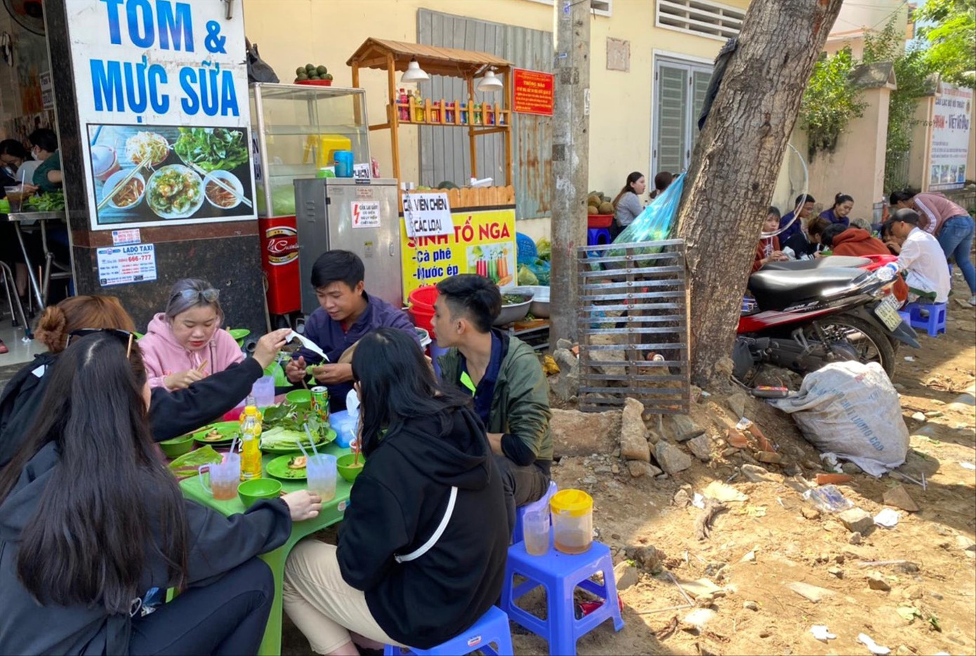 Nhiều quán ăn rơi vào tình trạng quá tải. Nhiều quán ăn rơi vào tình trạng quá tải.