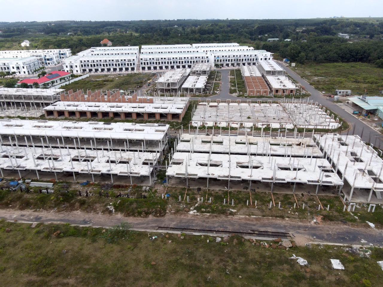 Sau đó, dù chưa tiến hành các thủ tục theo quy định để được cấp giấy phép xây dựng nhưng chủ đầu tư vẫn tiến hành xây dựng. Tính đến tháng 10/2020, chủ đầu tư dự án đã triển khai san nền, xây dựng hoàn thiện hệ thống hạ tầng kỹ thuật đạt tỷ lệ khoảng 60% và xây dựng hoàn thiện phần thô 488 căn nhà, gồm 198 căn biệt thự và 290 căn nhà liên kế. Sau đó, dù chưa tiến hành các thủ tục theo quy định để được cấp giấy phép xây dựng nhưng chủ đầu tư vẫn tiến hành xây dựng. Tính đến tháng 10/2020, chủ đầu tư dự án đã triển khai san nền, xây dựng hoàn thiện hệ thống hạ tầng kỹ thuật đạt tỷ lệ khoảng 60% và xây dựng hoàn thiện phần thô 488 căn nhà, gồm 198 căn biệt thự và 290 căn nhà liên kế.