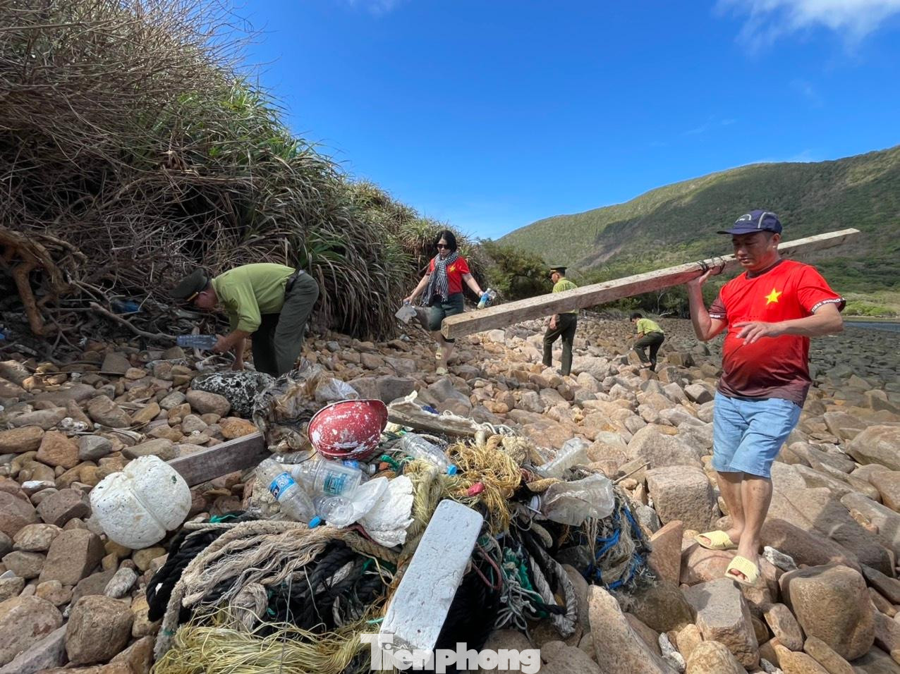 Việc xử lý rác thải vẫn còn là một bài toán lớn vì chi phí vận chuyển rác thải về đất liền rất tốn kém.