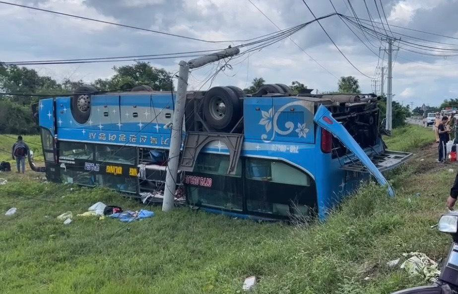Chiếc xe khách bị lật ngửa nằm cách quốc lộ 1A khoảng 5m.