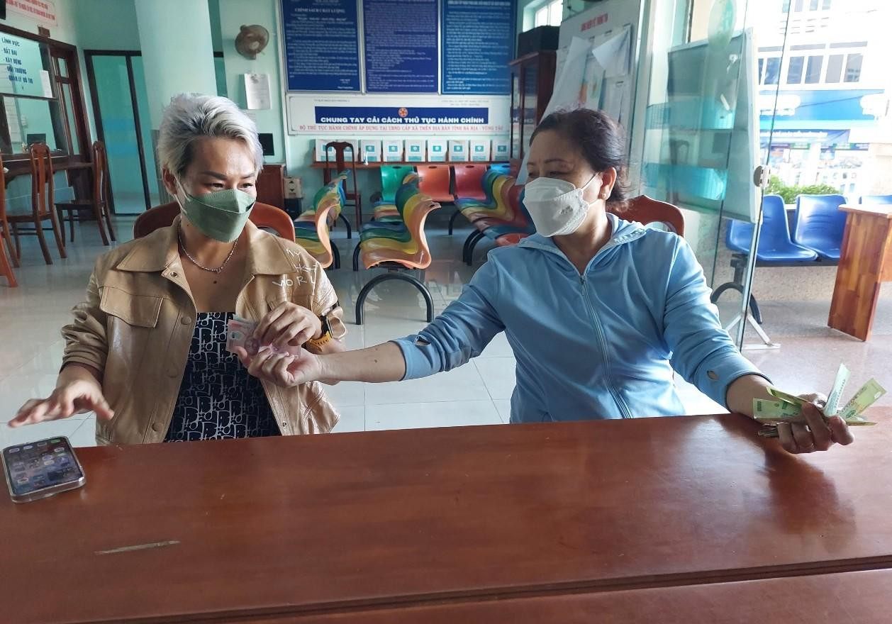 Bà Trần Thị Thơ (phải), chủ quán bánh cuốn trên đường Lê Lai, thành phố Vũng Tàu trả lại 100.000 đồng cho bà H.