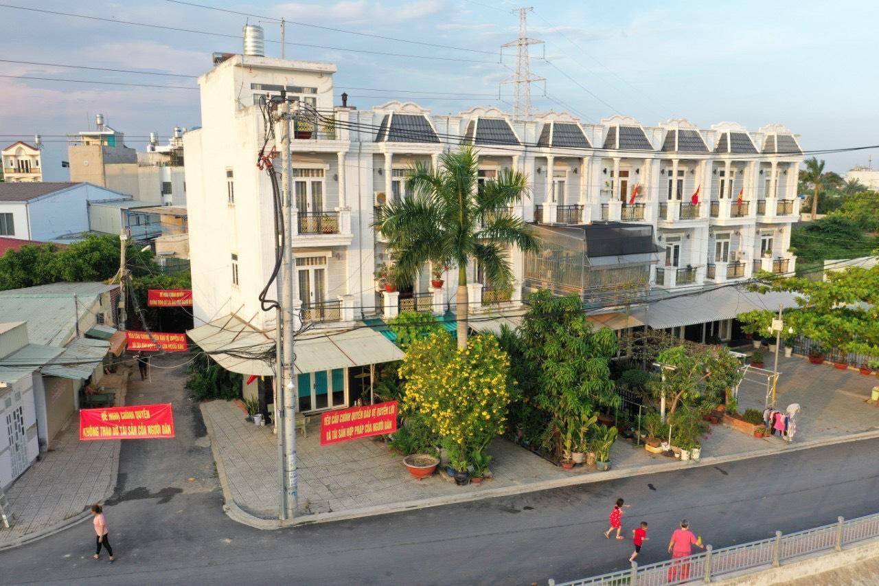 Người dân mua nhà tại 161/152 Tô Ngọc Vân, phường Thạnh Xuân, quận 12 treo băng rôn cầu cứu chính quyền đừng tháo dỡ, cưỡng chế nhà.