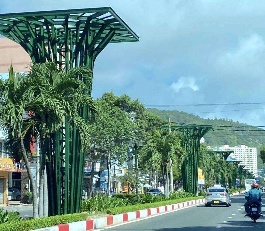 Một đoạn trụ thép tháp hoa thuộc dự án cải tạo vỉa hè đường Lê Hồng Phong đã thi công xong. Một đoạn trụ thép tháp hoa thuộc dự án cải tạo vỉa hè đường Lê Hồng Phong đã thi công xong.