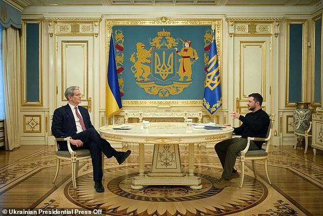 Tổng thống Ukraine Volodymyr Zelensky tiếp Bộ trưởng Tài chính Mỹ Scott Bessent. (Ảnh: Daily Mail)