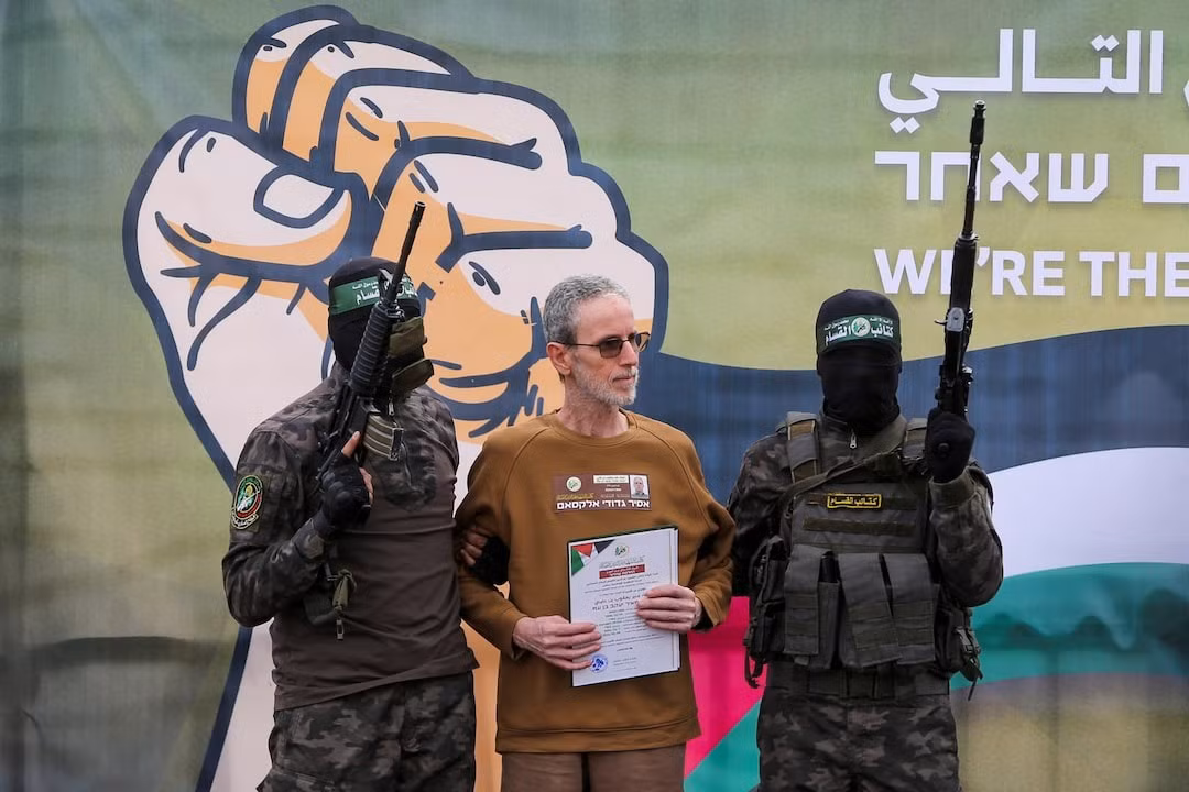 Các con tin Israel được phong trào Hamas trao trả. (Ảnh: Reuters) Các con tin Israel được phong trào Hamas trao trả. (Ảnh: Reuters)