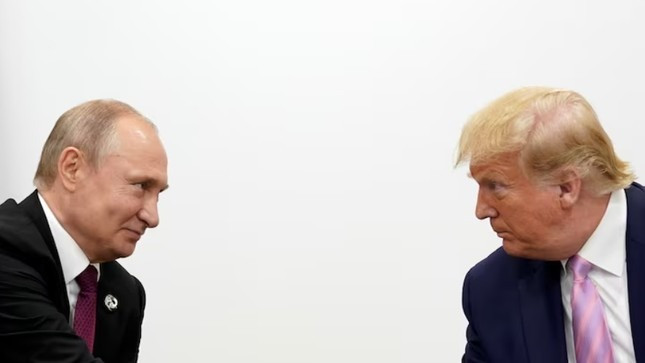 Tổng thống Nga Vladimir Putin và Tổng thống Mỹ Donald Trump trong cuộc gặp ở Osaka năm 2019. (Ảnh: Reuters)