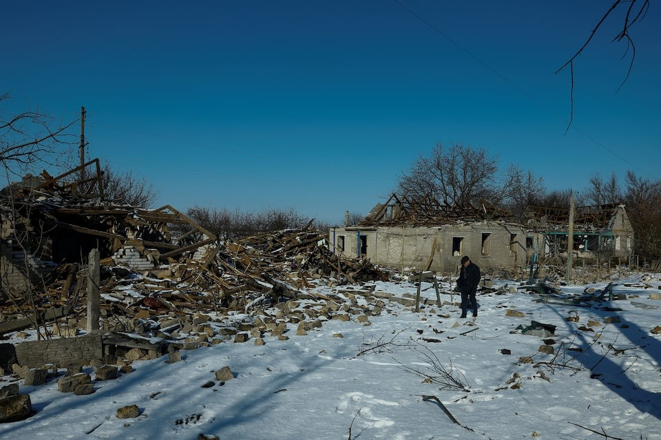 Cảnh tan hoang ở Novopavlivka. (Ảnh: Reuters)