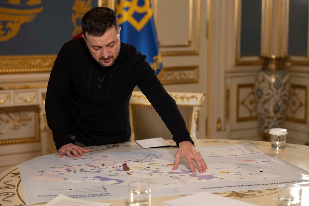 Ông Zelensky mở tấm bản đồ về các nguồn tài nguyên ở Ukraine. (Ảnh: Reuters) Ông Zelensky mở tấm bản đồ về các nguồn tài nguyên ở Ukraine. (Ảnh: Reuters)