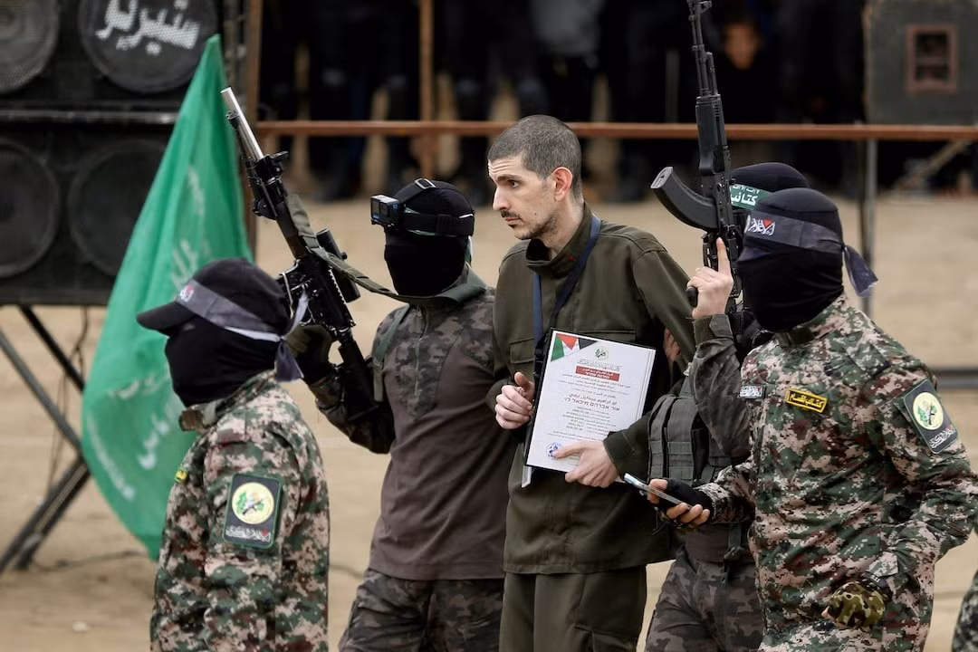Các con tin Israel được phong trào Hamas trao trả. (Ảnh: Reuters) Các con tin Israel được phong trào Hamas trao trả. (Ảnh: Reuters)