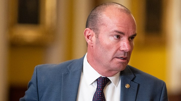 Thượng nghị sĩ Mike Lee (trái) và Hạ nghị sĩ Chip Roy (phải). (Ảnh: Getty Images) Thượng nghị sĩ Mike Lee (trái) và Hạ nghị sĩ Chip Roy (phải). (Ảnh: Getty Images)