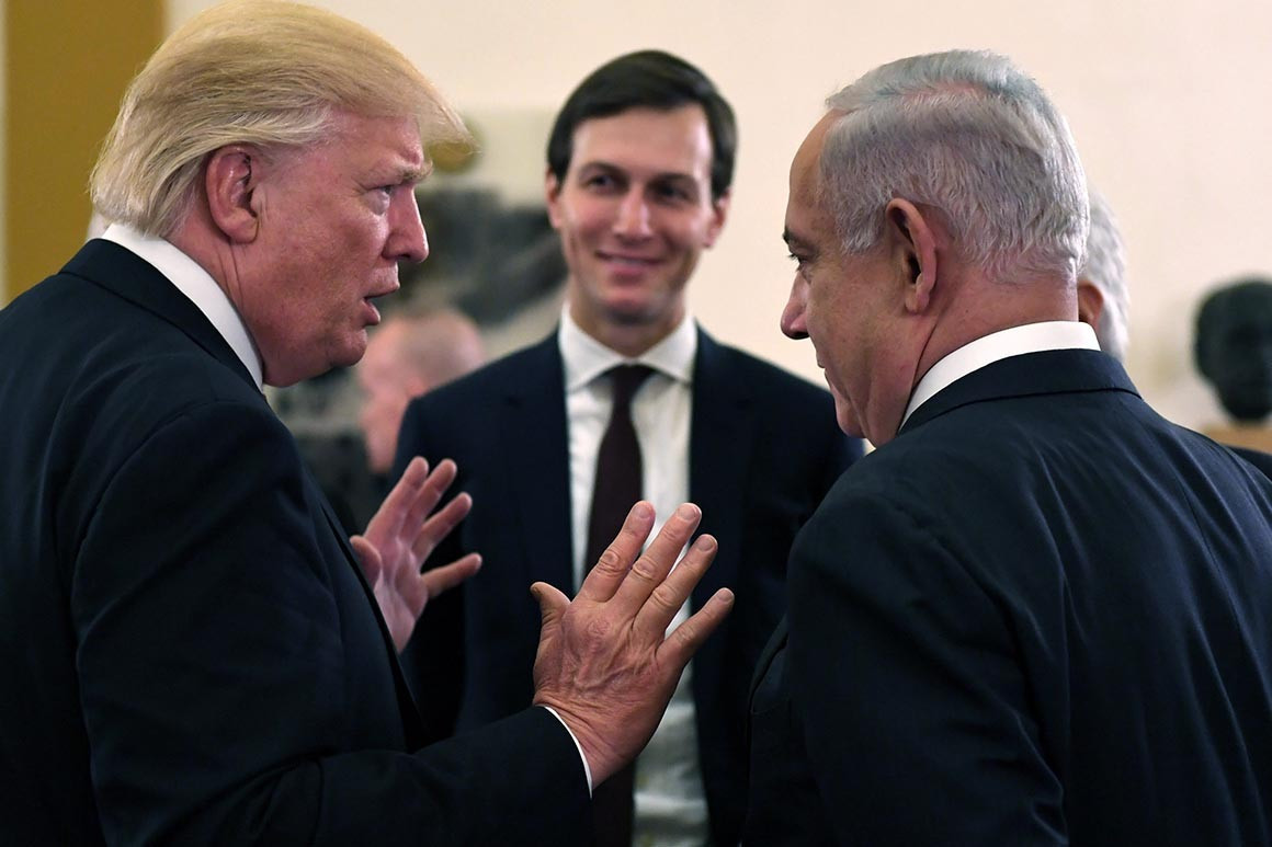Tổng thống Mỹ Donald Trump trò chuyện với Thủ tướng Israel Benjamin Netanyahu. Đứng giữa là con rể của ông Trump, chồng của Ivanka Trump - Jared Kushner. (Ảnh: Getty Images)