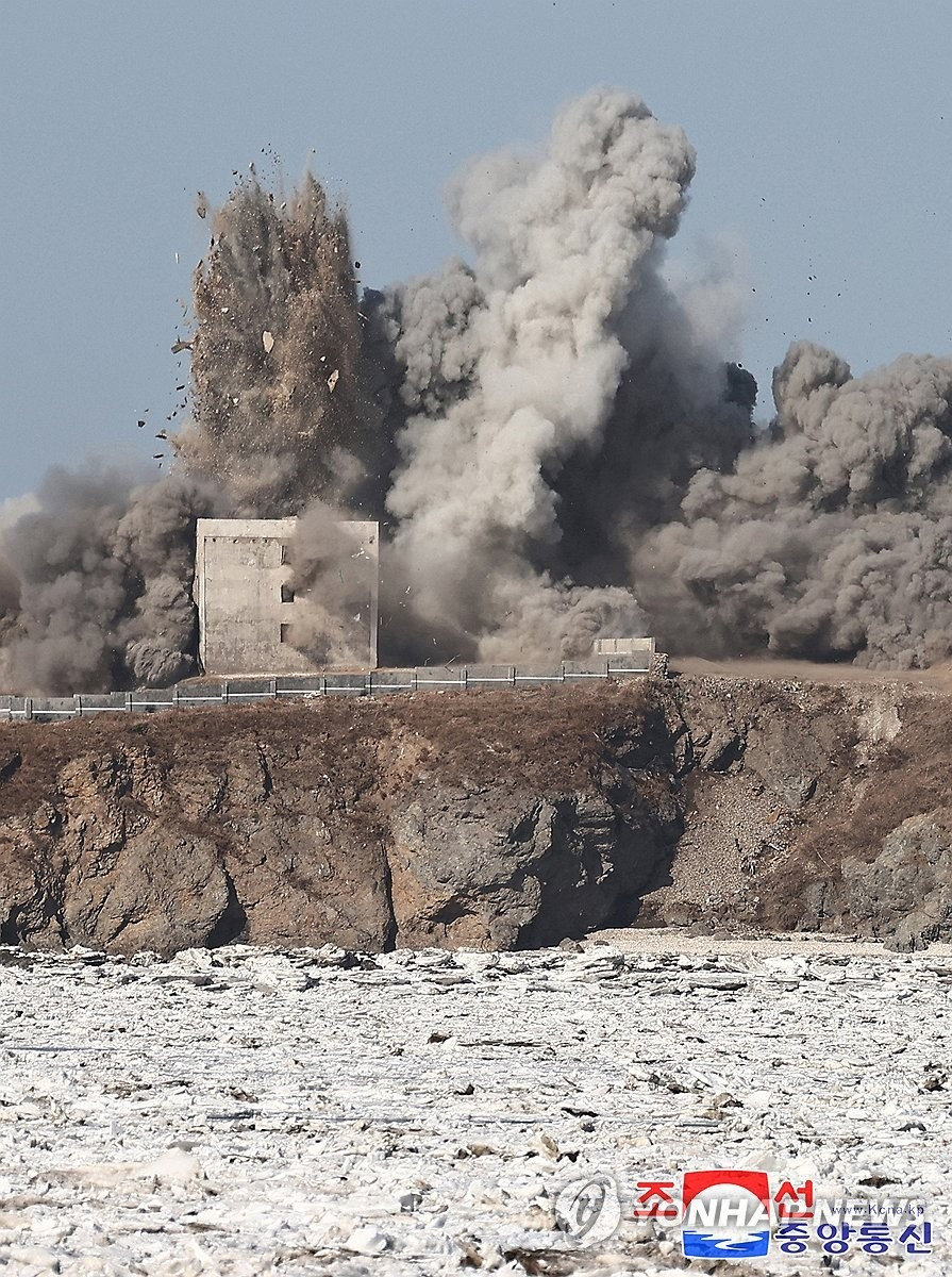 Tên lửa bắn trúng một mục tiêu giả định. (Ảnh: Yonhap) Tên lửa bắn trúng một mục tiêu giả định. (Ảnh: Yonhap)