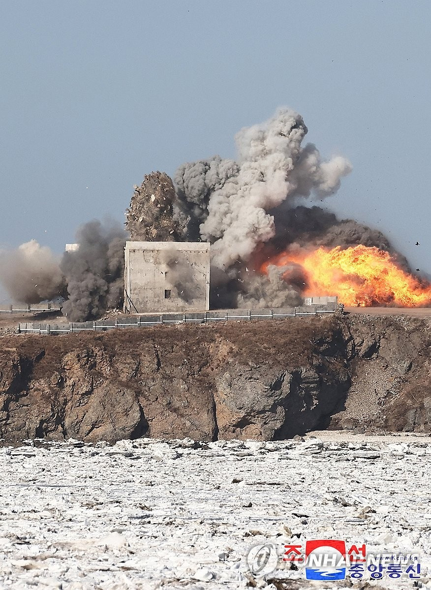 Tên lửa bắn trúng một mục tiêu giả định. (Ảnh: Yonhap) Tên lửa bắn trúng một mục tiêu giả định. (Ảnh: Yonhap)