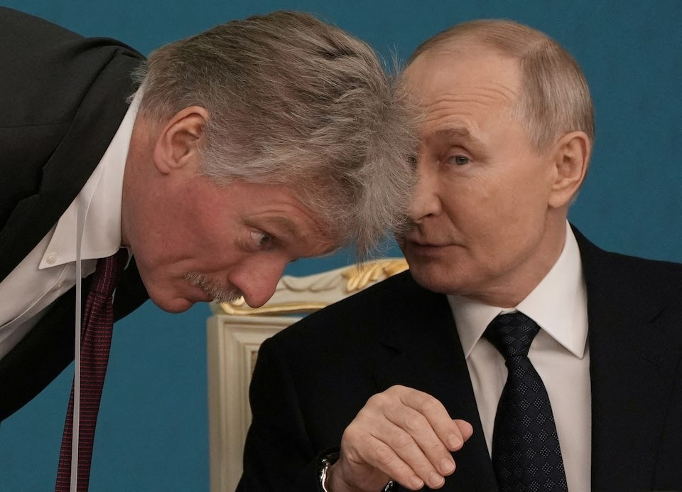Tổng thống Nga Vladimir Putin và người phát ngôn Điện Kremlin Dmitry Peskov. (Ảnh: Reuters) Tổng thống Nga Vladimir Putin và người phát ngôn Điện Kremlin Dmitry Peskov. (Ảnh: Reuters)