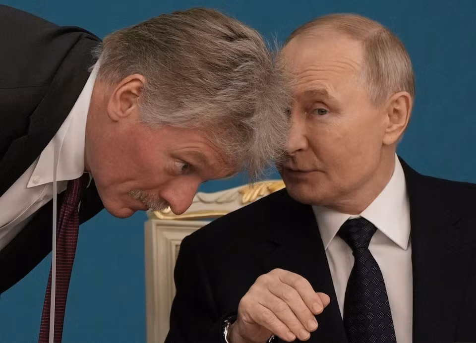 Tổng thống Nga Vladimir Putin và người phát ngôn Điện Kremlin Dmitry Peskov. (Ảnh: Reuters)