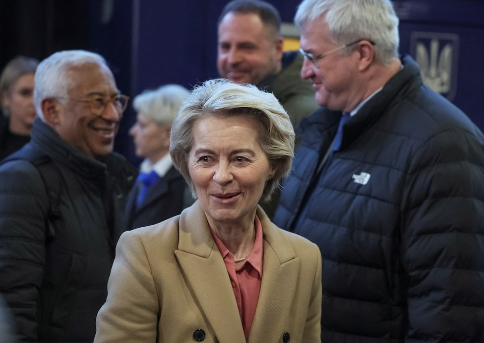 Chủ tịch Ủy ban châu Âu Ursula von der Leyen đến Kiev bằng tàu hỏa. (Ảnh: Reuters) Chủ tịch Ủy ban châu Âu Ursula von der Leyen đến Kiev bằng tàu hỏa. (Ảnh: Reuters)