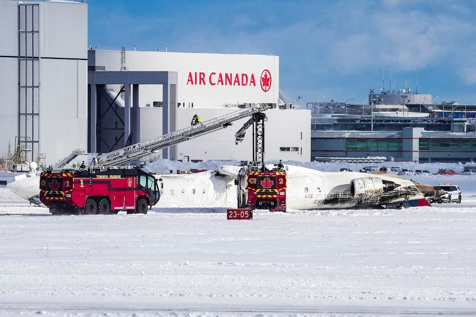 Máy bay bị ngửa bụng trên đường băng phủ đầy tuyết. (Ảnh: Reuters) Máy bay bị ngửa bụng trên đường băng phủ đầy tuyết. (Ảnh: Reuters)