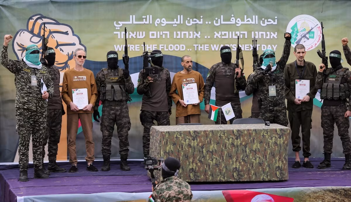 Các con tin Israel được phong trào Hamas trao trả. (Ảnh: Reuters) Các con tin Israel được phong trào Hamas trao trả. (Ảnh: Reuters)